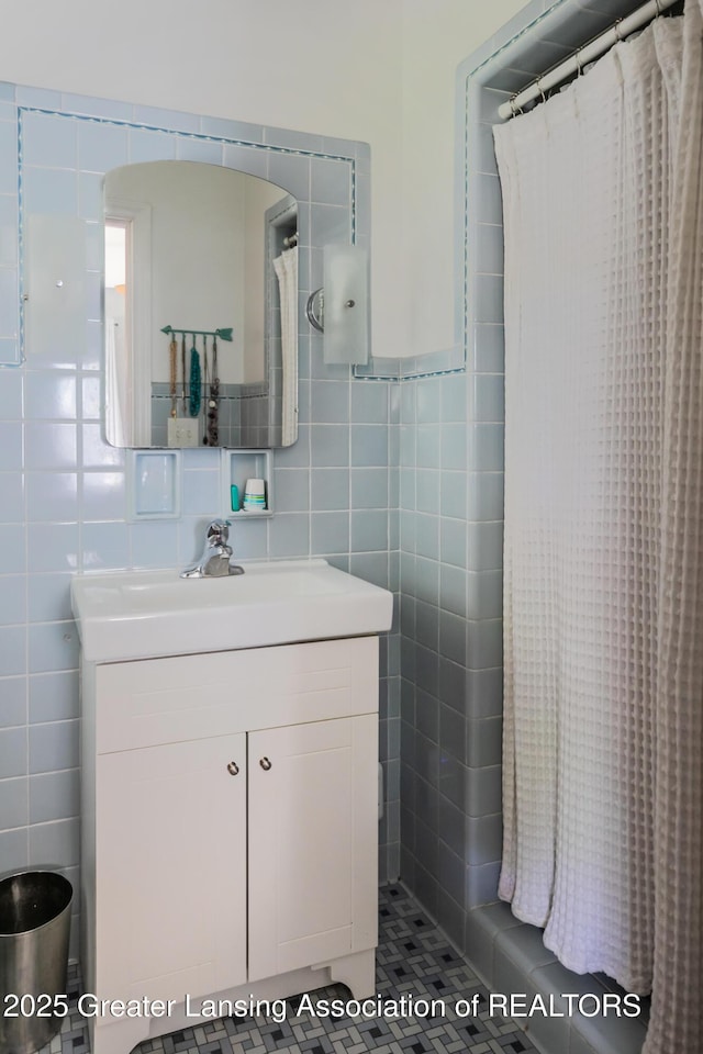 415 W Lawrence Ave, Charlotte, MI 48813 - full bath featuring tile walls, vanity, and a shower with curtain