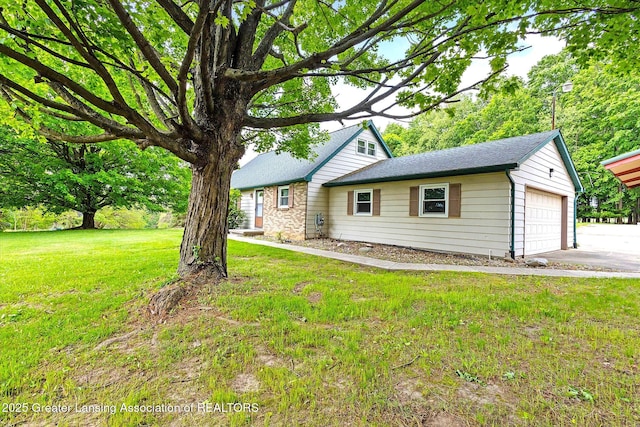 1116 W Service Rd, Mason, MI 48854 - view of front facade with a front yard, roof with shingles, and a detached garage