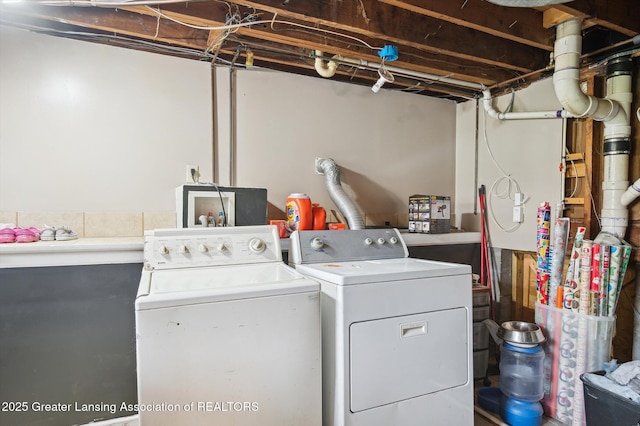 4622 Burchfield Ave, Lansing, MI 48910 - laundry room featuring washing machine and clothes dryer