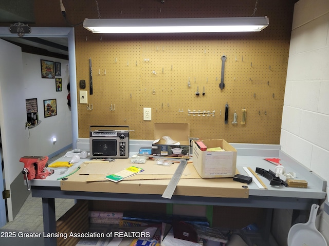 718 W Shepherd St, Charlotte, MI 48813 - office area with a workshop area
