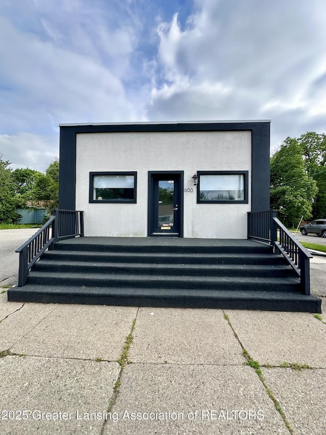 600 E Cavanaugh Rd, Lansing, MI 48910 - rear view of property with stucco siding