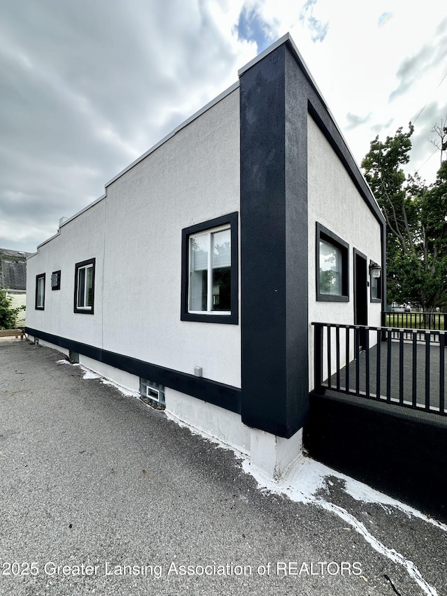 600 E Cavanaugh Rd, Lansing, MI 48910 - view of side of property with stucco siding