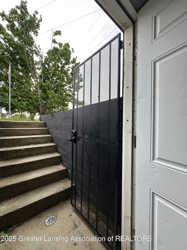 600 E Cavanaugh Rd, Lansing, MI 48910 - view of stairs