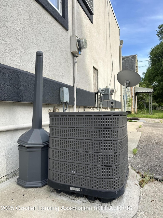 600 E Cavanaugh Rd, Lansing, MI 48910 - exterior view of stucco siding and electric meter