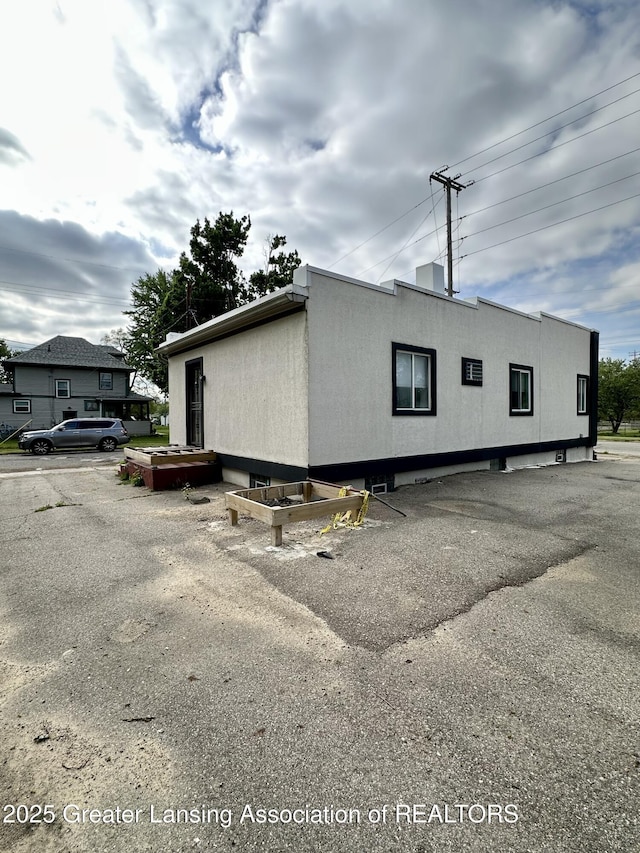 600 E Cavanaugh Rd, Lansing, MI 48910 - view of side of property with stucco siding