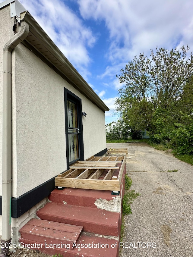 600 E Cavanaugh Rd, Lansing, MI 48910 - property entrance with stucco siding