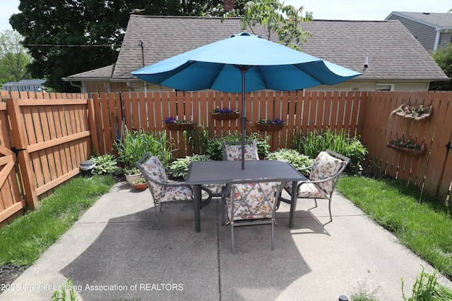 1615 Peppertree Ln, Lansing, MI 48912 - fenced backyard with a patio area and outdoor dining area