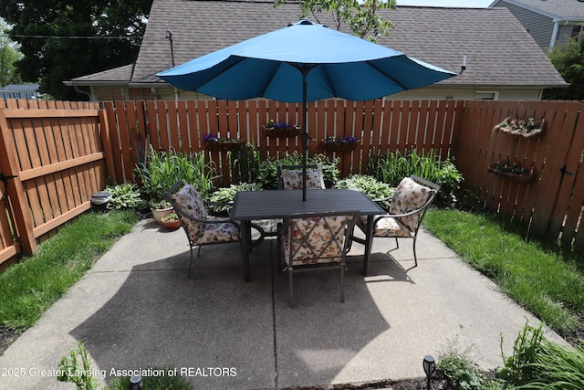 1615 Peppertree Ln, Lansing, MI 48912 - fenced backyard with a patio area and outdoor dining space