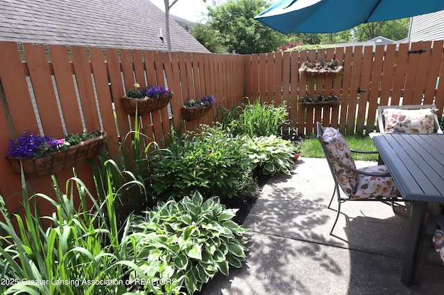 1615 Peppertree Ln, Lansing, MI 48912 - fenced backyard with a patio area and outdoor dining area