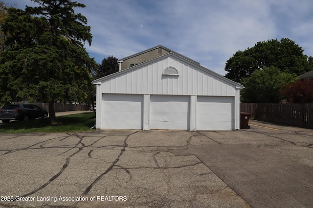 1615 Peppertree Ln, Lansing, MI 48912 - view of garage