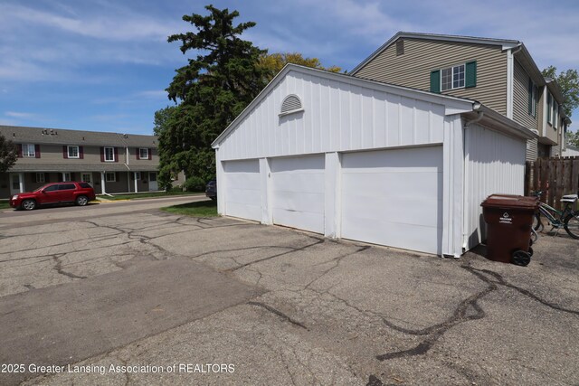 1615 Peppertree Ln, Lansing, MI 48912 - view of garage