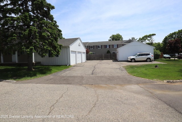 1615 Peppertree Ln, Lansing, MI 48912 - view of front of home featuring a detached garage