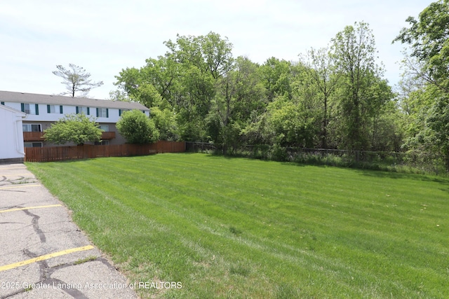 1615 Peppertree Ln, Lansing, MI 48912 - view of yard