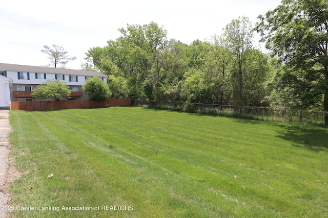 1615 Peppertree Ln, Lansing, MI 48912 - view of yard