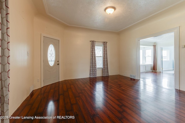 309 W Plain St, Eaton Rapids, MI 48827 - foyer entrance featuring a textured ceiling and hardwood / wood-style floors
