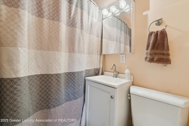 3804 Glenwood Ave, Lansing, MI 48910 - full bathroom featuring vanity, toilet, and curtained shower