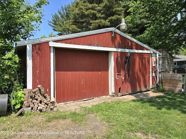 3066 S Canfield Rd, Eaton Rapids, MI 48827 - view of pole building with a lawn