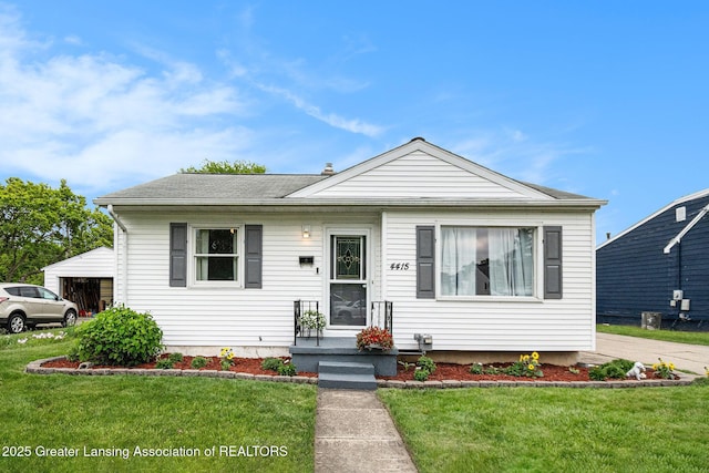 4415 Devonshire Ave, Lansing, MI 48910 - bungalow-style home with a front yard