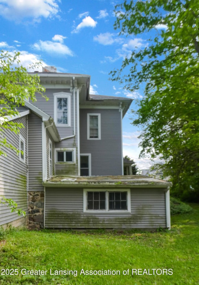 206 W Harris St, Charlotte, MI 48813 - rear view of property featuring a lawn