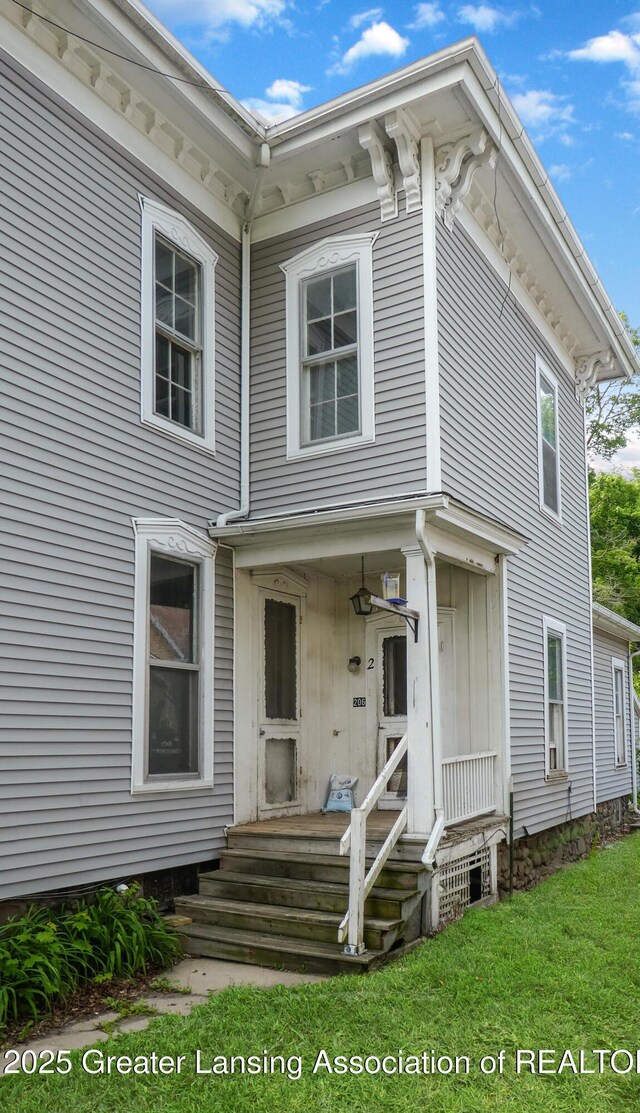 206 W Harris St, Charlotte, MI 48813 - view of front of home with entry steps and a front yard