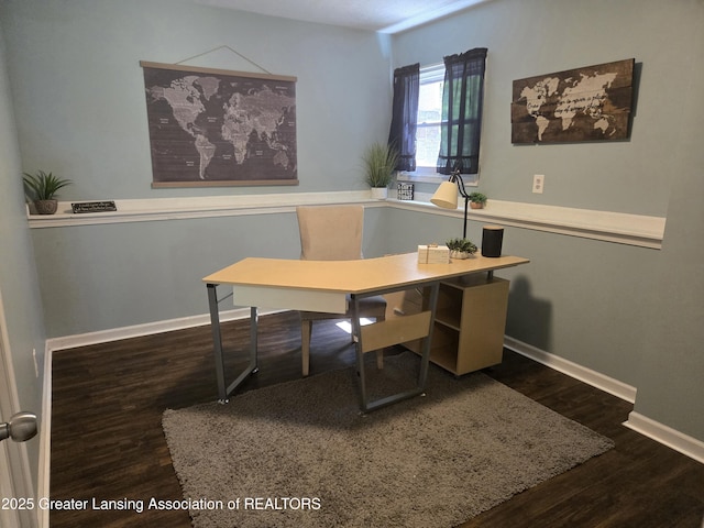 4423 Hyatt St, Eaton Rapids, MI 48827 - office area with wood finished floors and baseboards