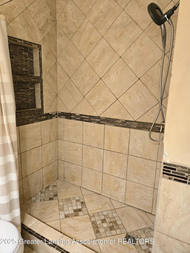 4423 Hyatt St, Eaton Rapids, MI 48827 - full bath with a tile shower and toilet
