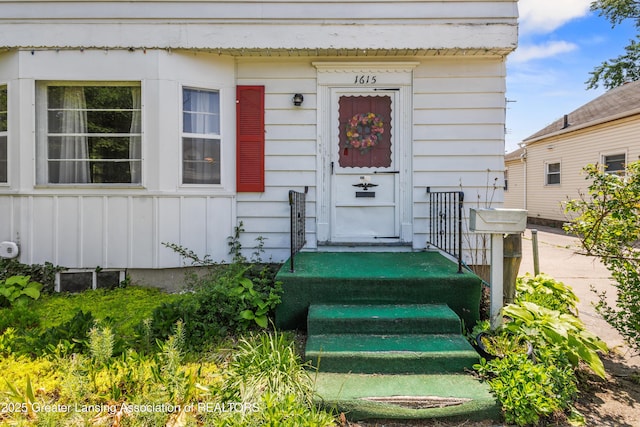 1615 Inverness Ave, Lansing, MI 48915 - entrance to property featuring board and batten siding