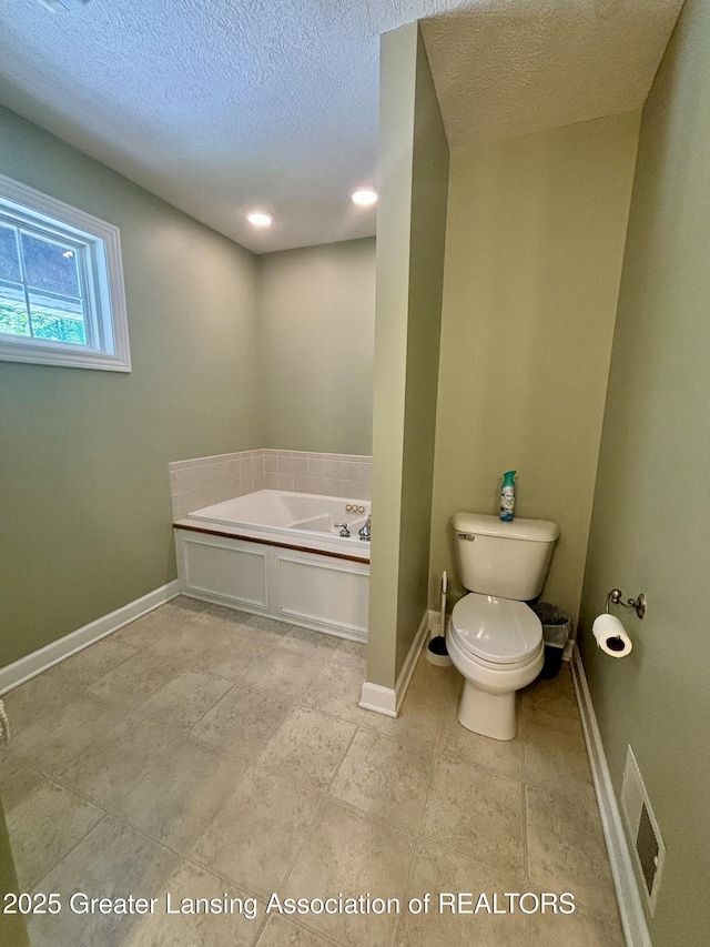1826 Battle Creek Rd, Charlotte, MI 48813 - full bath featuring a bath, toilet, baseboards, and a textured ceiling