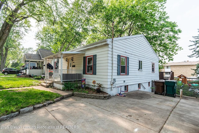 522 W Hodge Ave, Lansing, MI 48910 - view of front of house with a porch and a front lawn