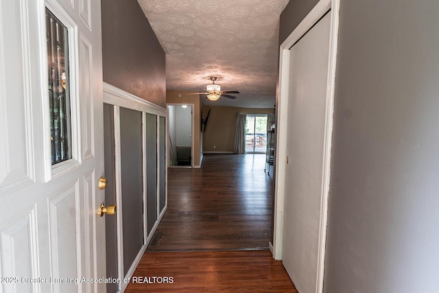 522 W Hodge Ave, Lansing, MI 48910 - corridor featuring dark wood-style floors and a textured ceiling