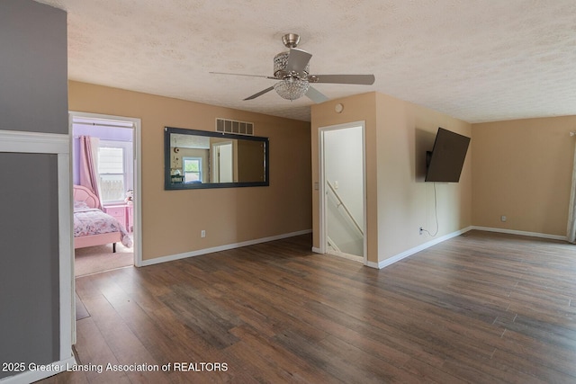 522 W Hodge Ave, Lansing, MI 48910 - spare room with a textured ceiling, wood finished floors, baseboards, and a ceiling fan