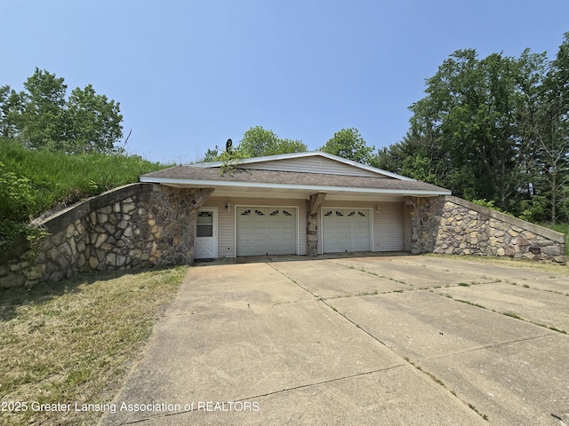 6322 Springport Rd, Eaton Rapids, MI 48827 - garage featuring concrete driveway