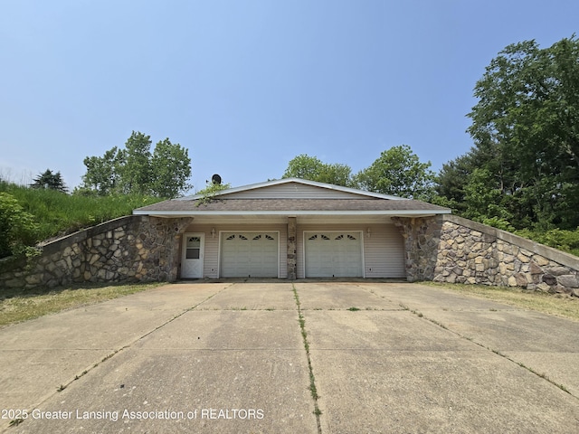 6322 Springport Rd, Eaton Rapids, MI 48827 - garage featuring driveway