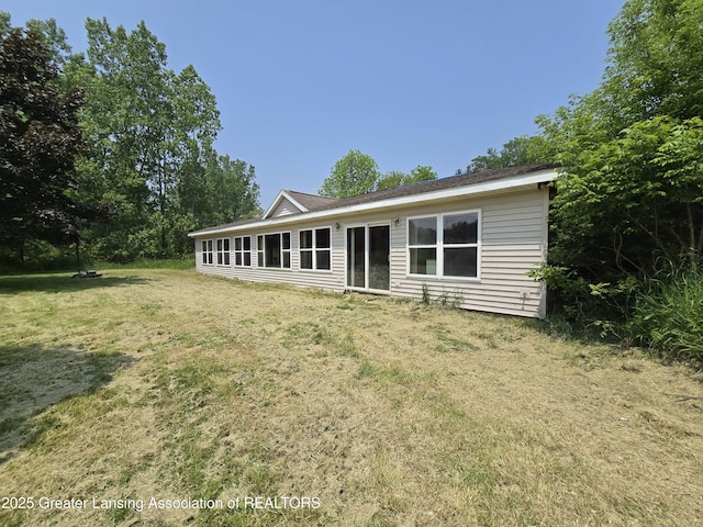 6322 Springport Rd, Eaton Rapids, MI 48827 - rear view of property with a yard