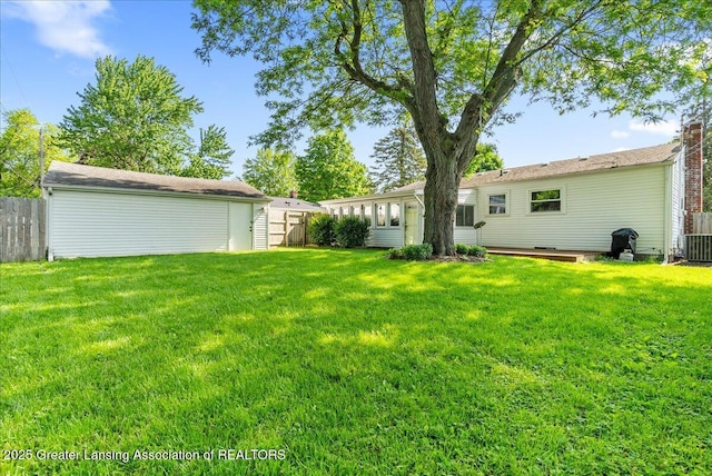 1727 Springfield Ln, Lansing, MI 48912 - view of yard featuring an outdoor structure