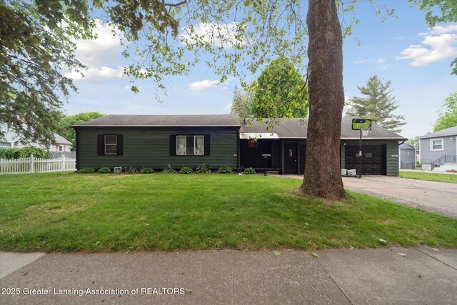 925 Summit St, Owosso, MI 48867 - ranch-style home featuring driveway