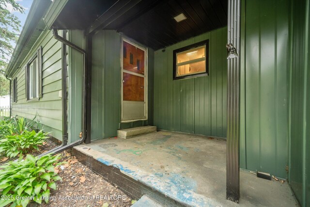 925 Summit St, Owosso, MI 48867 - view of doorway to property