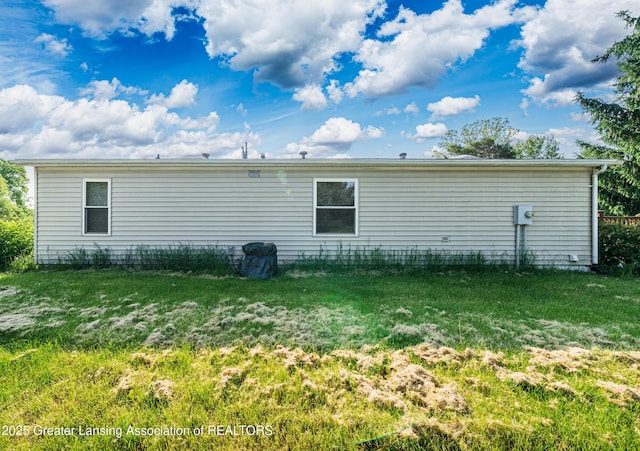 1200 S Michigan Rd, Eaton Rapids, MI 48827 - rear view of house featuring a yard