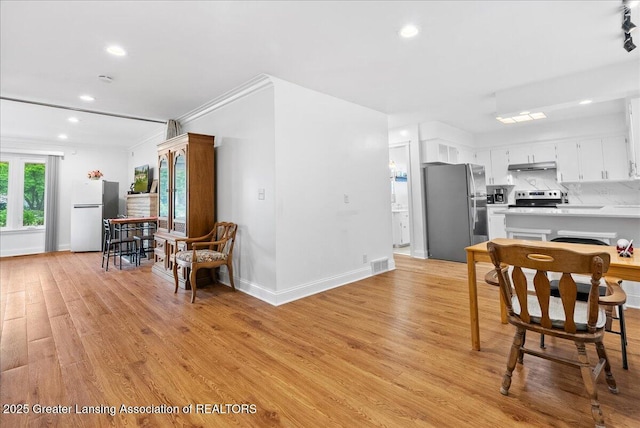 5195 E Brookfield Dr, East Lansing, MI 48823 - dining space with light wood-style floors, recessed lighting, baseboards, and ornamental molding
