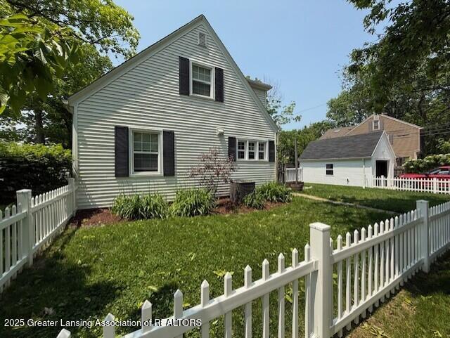 942 W Grand River Ave, East Lansing, MI 48823 - view of front facade with a fenced backyard