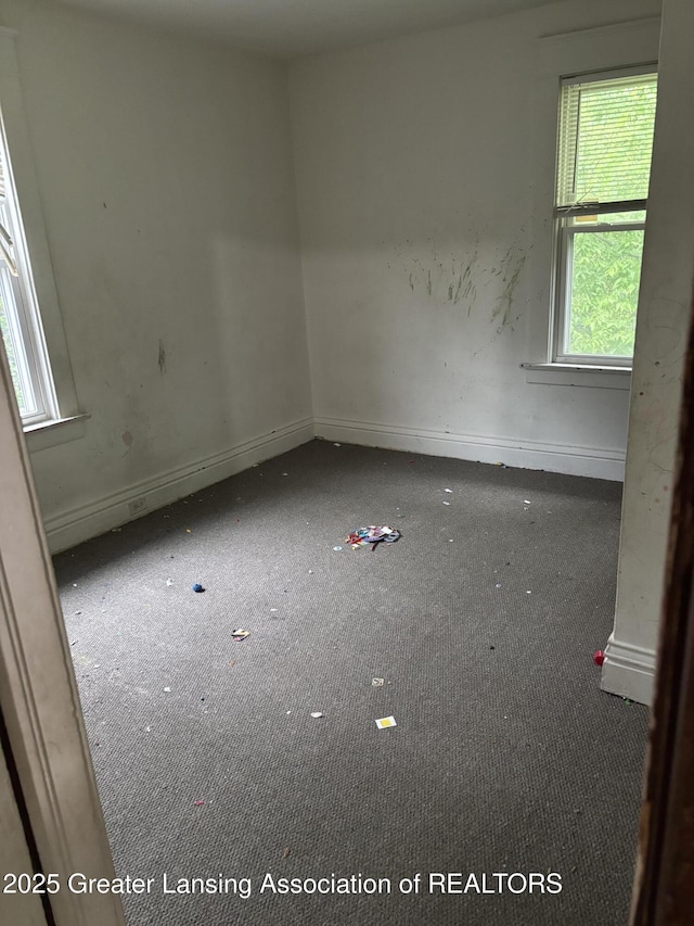 917 E Kalamazoo St, Lansing, MI 48912 - carpeted empty room featuring baseboards