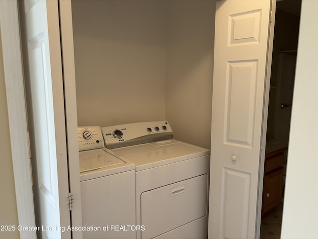 411 White Pine Blvd Unit 34, Lansing, MI 48917 - laundry room featuring independent washer and dryer
