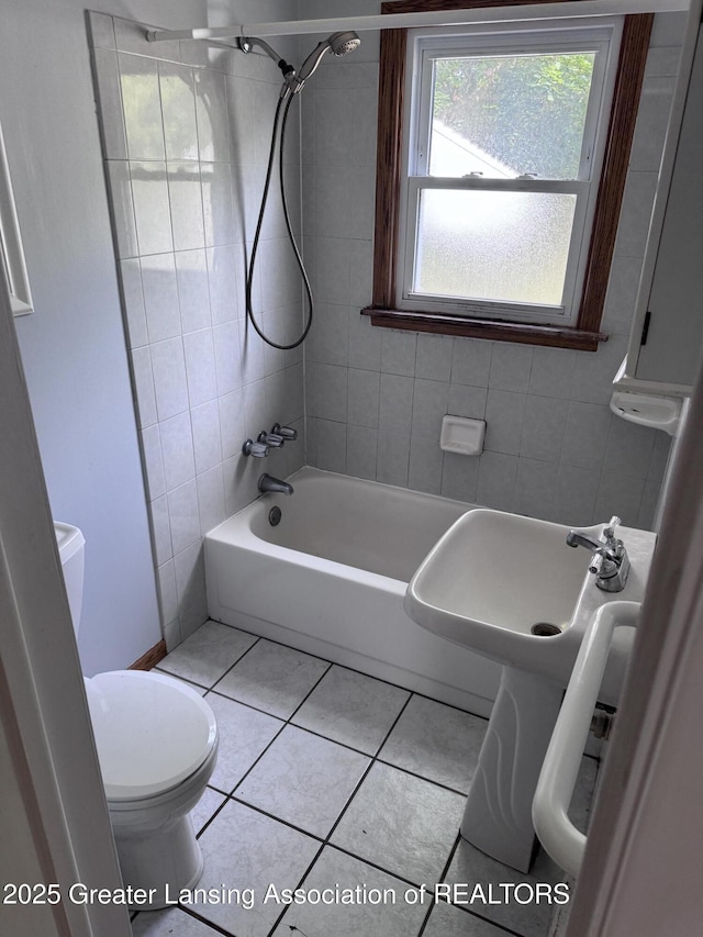603 Armstrong Rd, Lansing, MI 48911 - bathroom with tile patterned flooring and bathing tub / shower combination