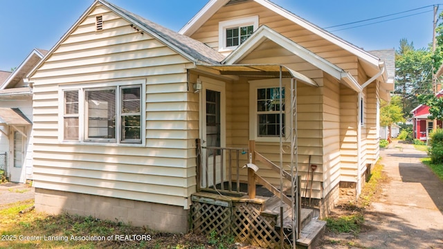523 N Fairview Ave, Lansing, MI 48912 - view of front facade featuring a shingled roof
