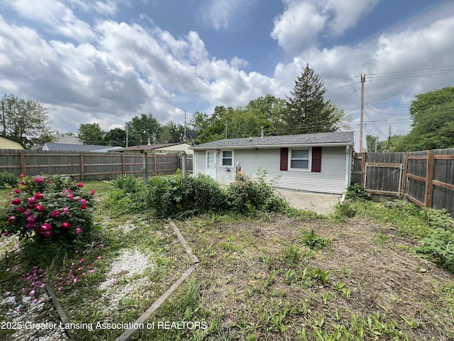4219 Richmond St, Lansing, MI 48911 - back of property with a fenced backyard