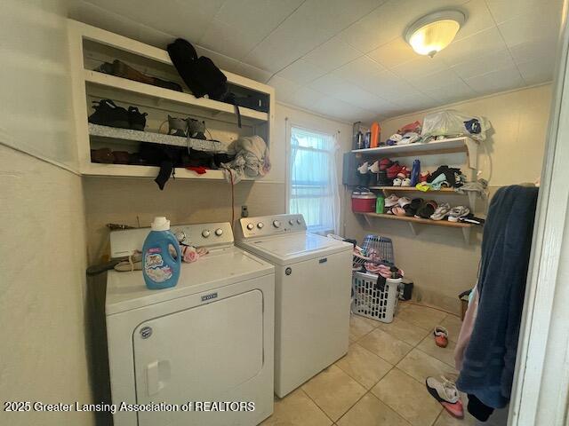 4022 Stabler St, Lansing, MI 48910 - laundry area with washing machine and dryer and light tile patterned floors
