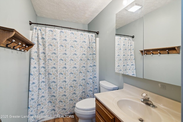 921 Ives Rd, Mason, MI 48854 - bathroom featuring toilet, vanity, a textured ceiling, a shower with curtain, and wood finished floors