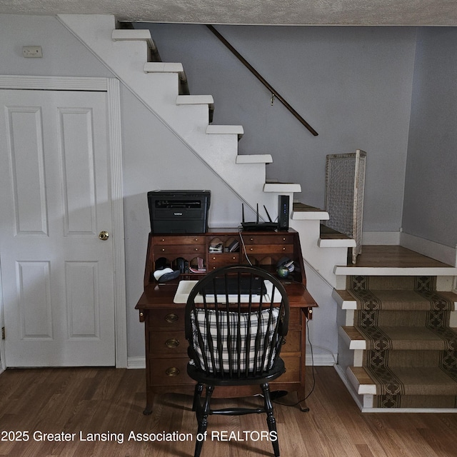 405 E Shaw St, Charlotte, MI 48813 - office space with wood finished floors and baseboards