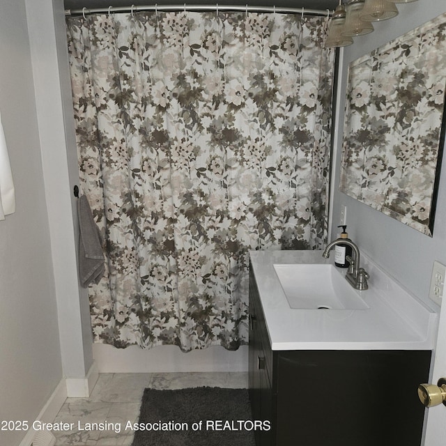 405 E Shaw St, Charlotte, MI 48813 - full bath with vanity and baseboards