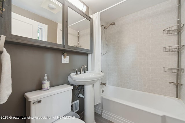 932 Sunset Ln, East Lansing, MI 48823 - full bath with toilet and shower / bathtub combination with curtain